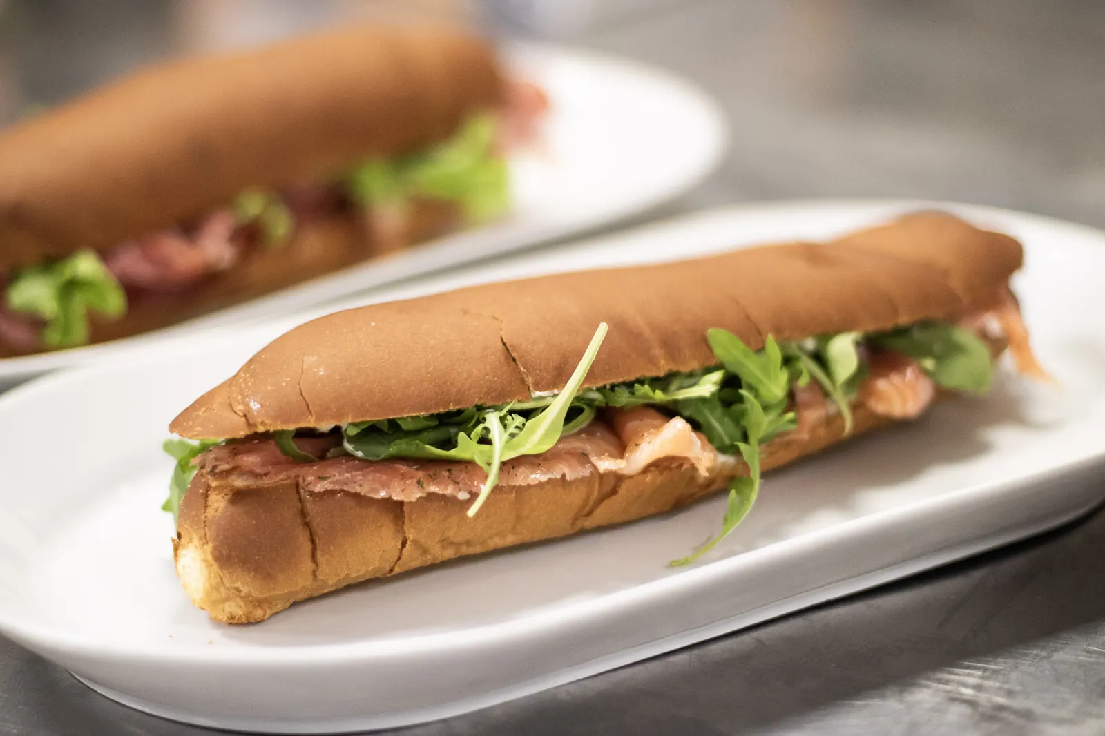 Un panino lungo col prosciutto e la rucola